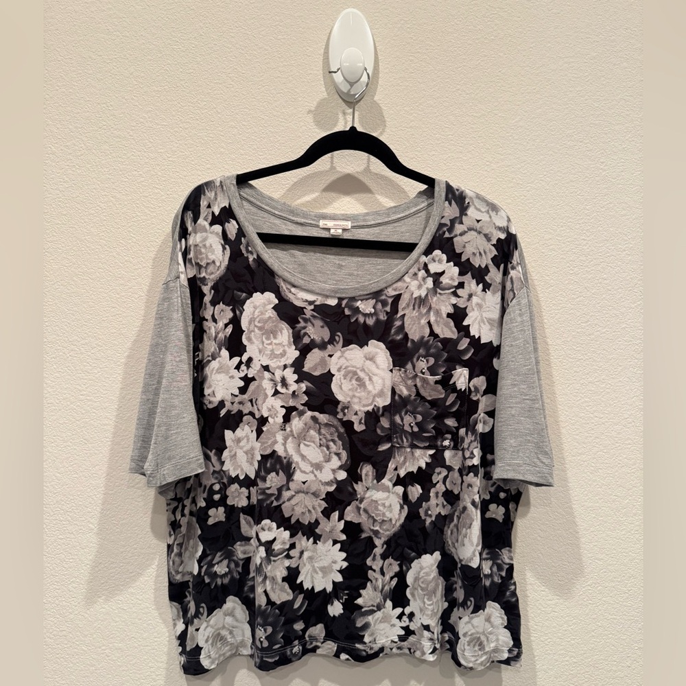 GAP Floral Black and Gray Short Sleeve Top